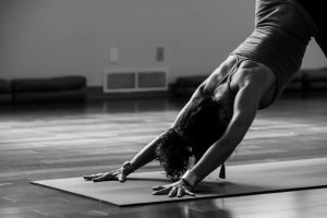 Read more about the article 5 tips til at vælge den rette yogamåtte